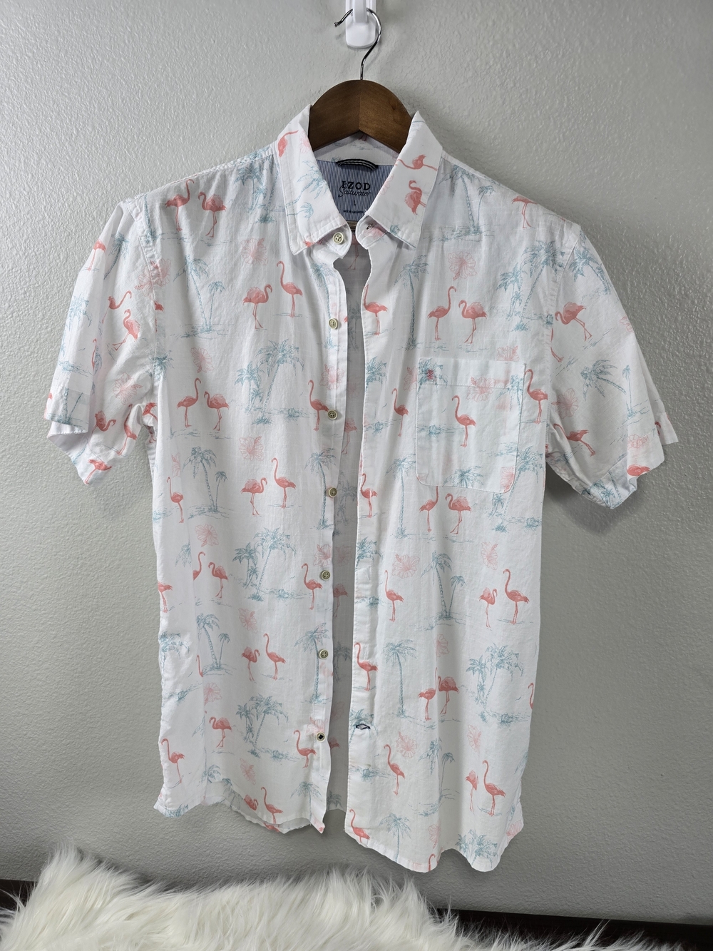 IZOD Men’s White Flamingo Print Short-Sleeve Button-Up Shirt